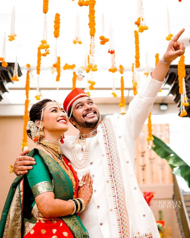 सुयशने ऑफ व्हाइट कलरची शेरवानी आणि मोत्याचे दागिने असा लूक केला होता.  (Photo:@journeyofhues/IG)