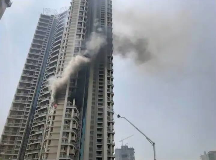 ਠਾਕਰੇ ਨੇ ਟਵੀਟ ਕੀਤਾ, “ ਵਨ ਅਵਿਹਨਾ ਪਾਰਕ ਵਿਖੇ ਮੰਦਭਾਗੀ ਅੱਗ ਦੀ ਘਟਨਾ ਵਾਲੀ ਥਾਂ ਦਾ ਦੌਰਾ ਕੀਤਾ ਅਤੇ ਇਮਾਰਤ ਦੇ ਬਚੇ ਹੋਏ ਨਿਵਾਸੀਆਂ ਨਾਲ ਮੁਲਾਕਾਤ ਕੀਤੀ। ਅੱਗ 'ਤੇ ਕਾਬੂ ਪਾ ਲਿਆ ਗਿਆ ਹੈ ਅਤੇ ਕੂਲਿੰਗ ਅਪਰੇਸ਼ਨ ਦਾ ਕੰਮ ਚੱਲ ਰਿਹਾ ਹੈ। ਮੈਂ ਮੁੰਬਈ ਫਾਇਰ ਬ੍ਰਿਗੇਡ ਦੇ ਬਹਾਦਰ ਜਵਾਨਾਂ ਨਾਲ ਮੁਲਾਕਾਤ ਕੀਤੀ ਅਤੇ ਉਨ੍ਹਾਂ ਦੇ ਤੇਜ਼ ਜਵਾਬ ਲਈ ਉਨ੍ਹਾਂ ਦਾ ਧੰਨਵਾਦ।”