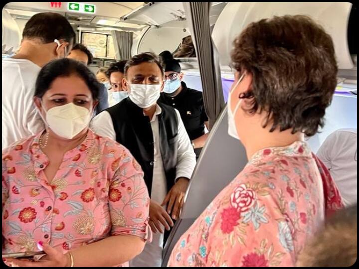 Priyanka gandhi and Akhilesh yadav in same flight, Both enroute to Lucknow UP Election 2022: एक ही फ्लाइट में चढ़े Akhilesh Yadav और Priyanka Gandhi, यूपी की राजनीति से आई ये दिलचस्प तस्वीर