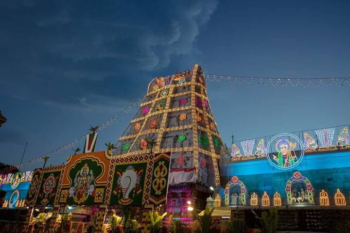 नोव्हेंबर आणि डिसेंबर महिन्यासाठी 300 रुपयांच्या विशेष प्रवेश दर्शनाच्या तिकीटांचा कोटा जाहिर करण्यात आला आहे. (Photo: @TirumalaThirupatibalaji/FB)