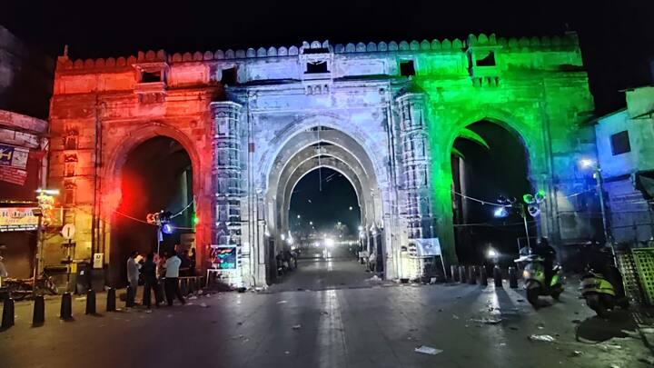 ত্রিপলি গেট সাজানো হয়েছে তেরঙ্গায়।