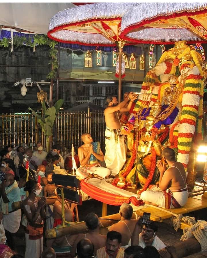 तिरूपती मंदिरामध्ये दर्शनासाठी येणाऱ्या भाविकांना कोरोना रिपोर्टसोबत ठेवावा लागेल तसेच लसीचे दोन डोस घेतलेल्या भाविकांनाच मंदिरात प्रवेश देण्यात येणार आहे. (Photo: @TirumalaThirupatibalaji/FB)