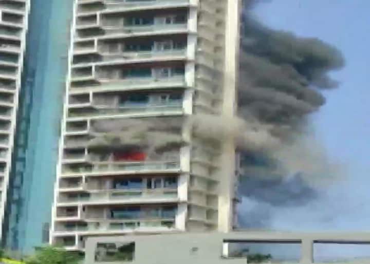 Mumbai Fire: Fire broke out at the multi-storey Avighna park apartment on Curry Road Mumbai Fire: मुंबई के लालबाग इलाके की 60 मंजिला इमारत में लगी भीषण आग, जान बचाने के लिए छलांग लगाने वाले युवक की मौत