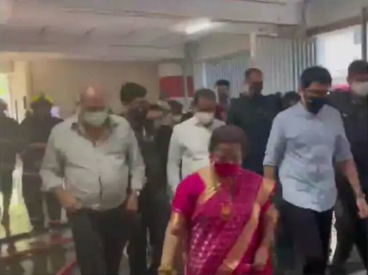 ਅੱਗ ਲੱਗਣ ਤੋਂ ਬਾਅਦ, ਇਮਾਰਤ ਦਾ ਇੱਕ ਸੁਰੱਖਿਆ ਗਾਰਡ ਅਰੁਣ ਤਿਵਾੜੀ (30) 19 ਵੀਂ ਮੰਜ਼ਲ 'ਤੇ ਗਿਆ। ਉਸਨੂੰ ਜਲਦੀ ਹੀ ਅਹਿਸਾਸ ਹੋ ਗਿਆ ਕਿ ਉਹ ਫਸ ਗਿਆ ਹੈ। ਅੱਗ ਤੋਂ ਬਚਣ ਲਈ ਉਹ ਫਲੈਟ ਦੀ ਬਾਲਕੋਨੀ ਤੋਂ ਲਟਕ ਗਿਆ।ਉਹ ਕਈ ਮਿੰਟਾਂ ਤੱਕ ਬਾਲਕੋਨੀ ਦੀ ਰੇਲਿੰਗ ਨਾਲ ਲਟਕਿਆ ਰਿਹਾ ਪਰ ਅੰਤ ਵਿੱਚ ਉਹ ਡਿੱਗ ਪਿਆ ਅਤੇ ਉਸਦੀ ਮੌਤ ਹੋ ਗਈ।