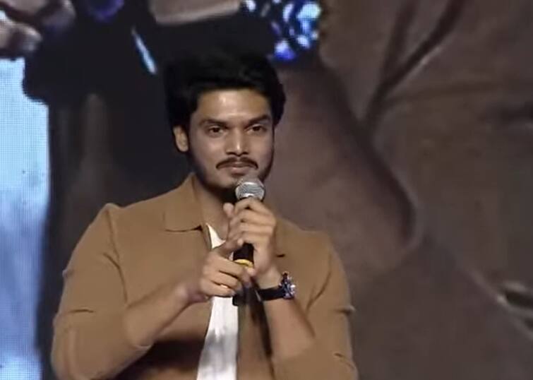 Akash Puri Speech At Romantic Movie Pre Release Event Akash Puri: 'మా నాన్న పనైపోయిందని అన్నారు.. కానీ కాలర్ ఎగరేసేలా చేశారు..' పూరి కొడుకు స్పీచ్ అదిరిపోలా..!