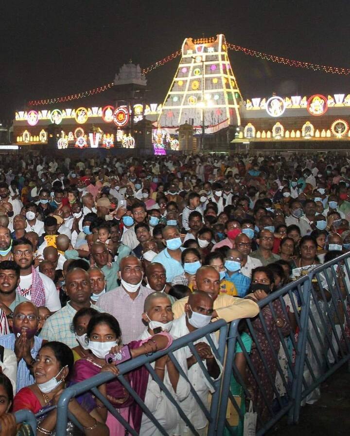 कोरोना काळात सर्व नियमांचे पालन करून तिरूपती मंदिराला दर्शनला येणाऱ्या भक्तांची संख्या वाढवण्याचा दबाव तिरुमला तिरुपती देवस्थान संस्थेवर असणार आहे. (Photo: @TirumalaThirupatibalaji/FB)