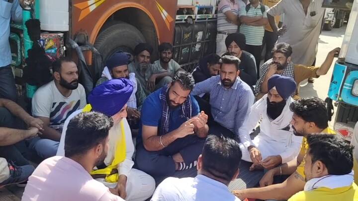 ਪੰਜਾਬ ਦਾ ਕਿਸਾਨ ਫਸਲ ਵੇਚਣ ਲਈ ਮੰਡੀਆਂ ਵਿੱਚ ਪ੍ਰੇਸ਼ਾਨ ਹੋ ਰਿਹਾ ਹੈ ਤੇ ਹੋਰ ਸੂਬਿਆਂ ਦੀ ਫਸਲ ਇੱਥੇ ਮੰਗਾਈ ਜਾ ਰਹੀ ਹੈ। ਇਹ ਪੰਜਾਬ ਦੇ ਕਿਸਾਨਾਂ ਨਾਲ ਧੋਖਾ ਹੈ ਤੇ ਇਹ ਕਦੇ ਹੋਣ ਨਹੀਂ ਦੇਵਾਂਗੇ। ਉਨ੍ਹਾਂ ਕਿਹਾ ਕਿ ਗੱਡੀਆਂ ਨੂੰ ਰੋਕ ਕੇ ਆਪਣਾ ਪ੍ਰਦਰਸ਼ਨ ਸ਼ੁਰੂ ਕਰ ਦਿੱਤਾ ਹੈ ਤੇ ਇਹ ਪ੍ਰਦਰਸ਼ਨ ਉਦੋਂ ਤੱਕ ਚੱਲੇਗਾ ਜਦੋਂ ਤੱਕ ਇਹ ਗੱਡੀਆਂ ਵਾਪਸ ਨਹੀਂ ਭੇਜੀਆਂ ਜਾਂਦੀਆਂ।
