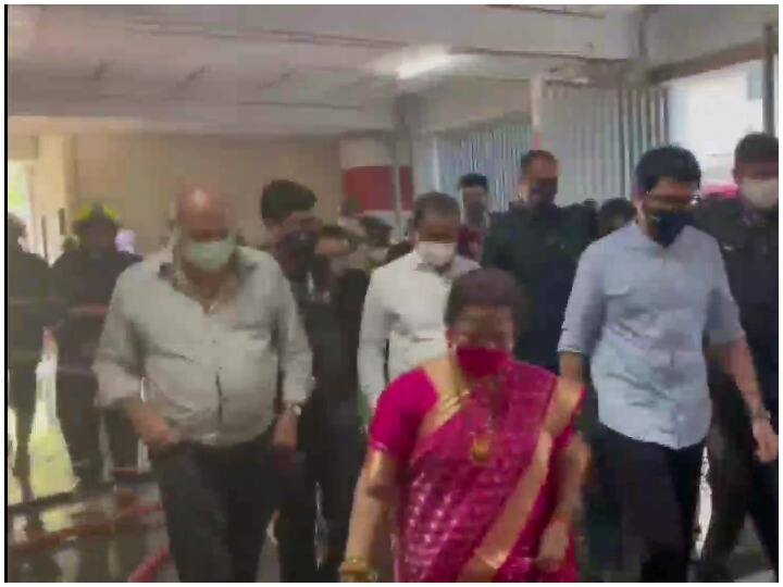 वहीं घटना का जायजा लेने महाराष्ट्र के मंत्री आदित्य ठाकरे करी रोड स्थित अविघ्न पार्क अपार्टमेंट पहुंचे.