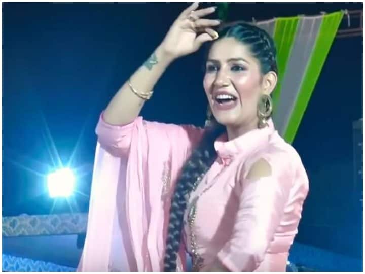 Sapna Choudhary dance video on  Cham-Cham song goes viral on social media Sapna Choudhary Video: घर की बालकनी में 'कोई सहरी बाबू' गाने पर Sapna Choudhary ने किया जबरदस्त डांस, वायरल हुआ वीडियो