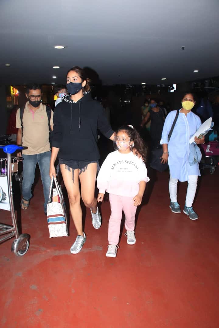 मीरा राजपूत का इस बार एयरपोर्ट पर जो अंदाज नजर आया है उससे नोरा फतेही से लेकर मलाइका अरोड़ा तक हर कोई फीका पड़ गया है.