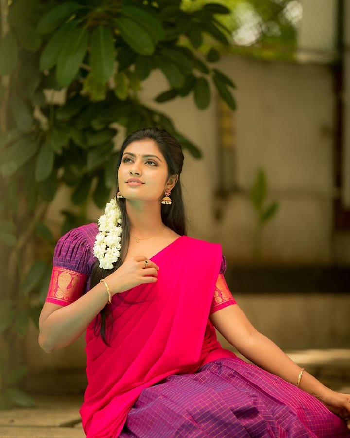 కృష్ణ రుక్మిణి అనే కన్నడ  సీరియల్ తో పరిచమైంది.(Image Credit/Nakshtra Srinivas Instagram)