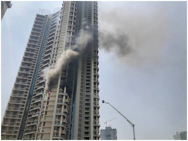 मुंबई की महापौर किशोरी पेडनेकर ने घटनास्थल का दौरा किया और कहा कि इमारत में दो लोग फंसे हैं जबकि ज्यादातर लोगों को निकाला जा चुका है. महानगर पालिका आयुक्त इकबाल सिंह चहल ने कहा कि आग पर काबू पा लिया गया है. उन्होंने कहा किस वजह से लगी है इस घटना की जांच जारी है.