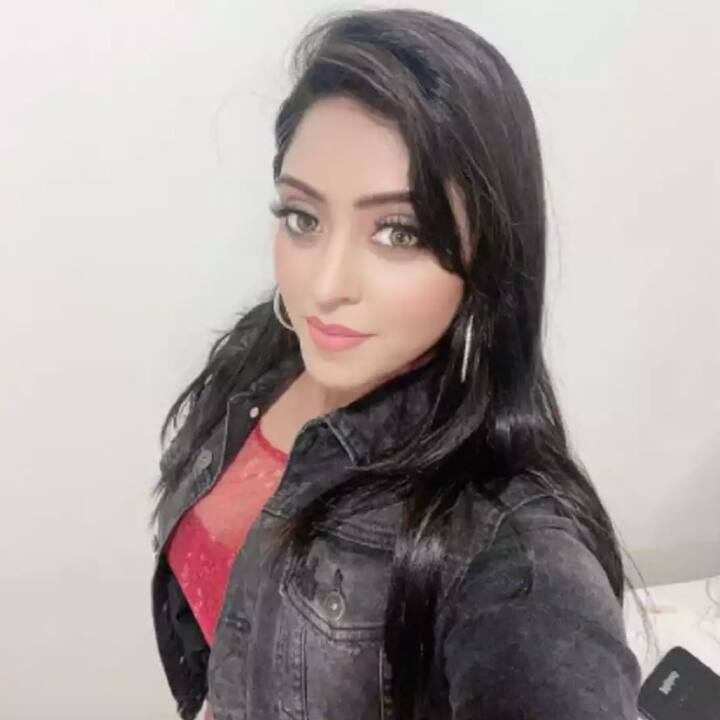 भोजपुरी सिनेमा में सक्रिय रहने वाली शुभी शर्मा ने बॉलीवुड स्टार जॉन अब्राहम के साथ एक आइटम नंबर किया है. वह कॉमेडी फिल्म 'वेलकम बैक' में '20-20' गाने में दिखाई दीं. फिल्म में अनिल कपूर, नाना पाटेकर, नसीरुद्दीन शाह, श्रुति हासन, परेश रावल और डिंपल कपाड़िया ने रोल किया था.