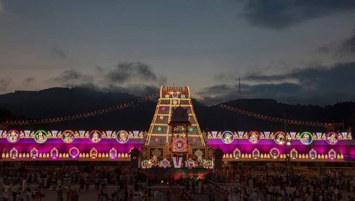 तिरुमला तिरुपती देवस्थान मंदिराच्या संस्थे म्हटले आहे की, नोव्हेंबर महिन्यातील ऑनलाइन पास बूकिंग शनिवारी (23 ऑक्टोबर) सकाळी 9 वाजता ऑनलाइन पद्धतीने सुरू केली जाईल. जाणून घ्या बुकिंग करण्यासाठी पद्धत! (Photo: @TirumalaThirupatibalaji/FB)