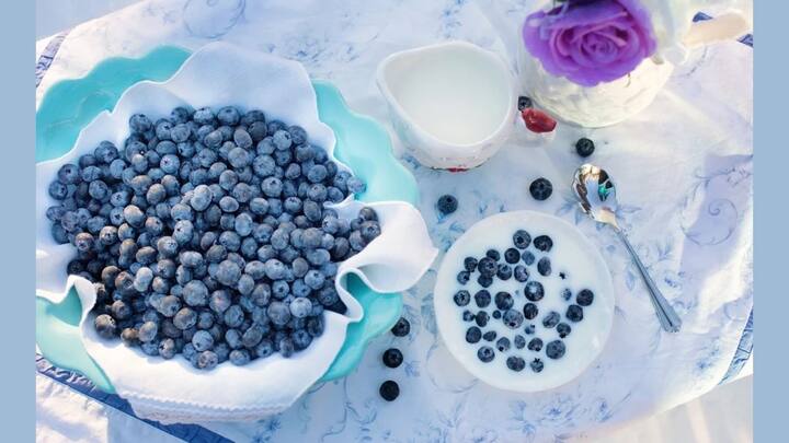 বহু সমীক্ষায় দেখা গিয়েছে যে, বয়সকালে যাঁদের স্মৃতিভ্রংশের সমস্যা দেখা দিয়েছে, তাঁরা নিয়মিত ব্লুবেরি খাওয়ার ফলে ধীরে ধীরে স্মৃতিশক্তি উন্নত হয়েছে।