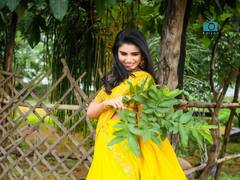 Jabardasth Varsha photos: బంతిపూల జానకిలా... పసుపు లెహెంగాలో జబర్దస్త్ వర్ష