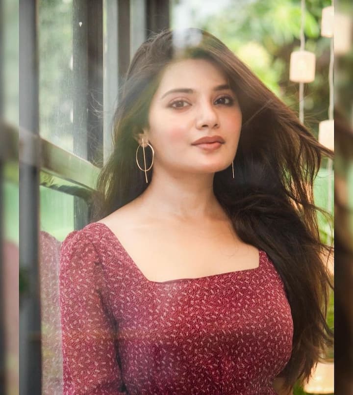 என்ன அழகு எத்தனை அழகு கோடி மலர் கொட்டிய அழகு