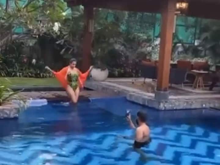 इस दौरान मलाइका अरोड़ा जहां मोनोकिनी पहने पूल में उतर रही थी तो वहीं अर्जुन कपूर उनकी तस्वीरें और वीडियो क्लिक करते दिखाई दे रहे थे.