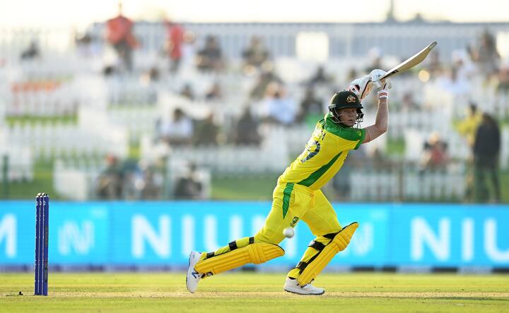 তবে মিডল অর্ডারে প্রতিরোধ গড়ে তোলেন স্টিভ স্মিথ।