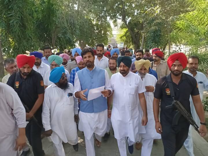 Amrinder Singh Raja Waring suddenly arrives at Barnala bus stand, surrounds Captain after announcing Rs 1 crore tender