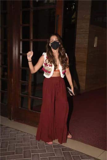 त्यावेळेसदेखील मलायका मरुन रंगाचा प्लाझो आणि हाफ जॅकेटमध्ये दिसून आली होती.