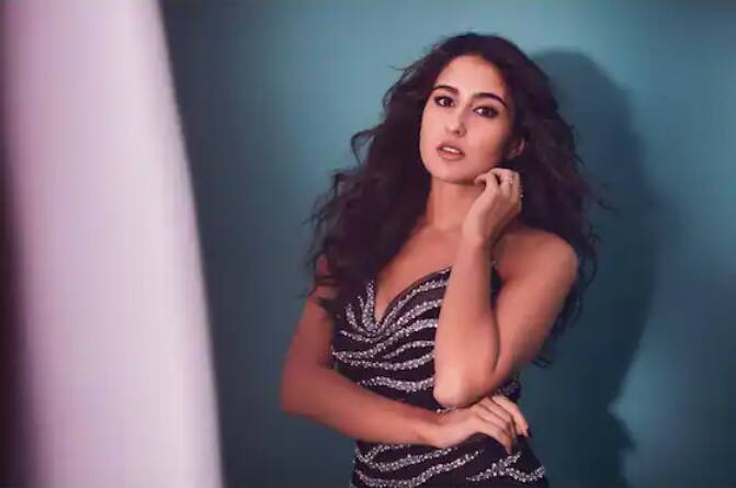 ਸਾਰਾ ਨੇ ਰਣਵੀਰ ਸਿੰਘ ਨਾਲ ਇਹ ਤਸਵੀਰਾਂ ਆਪਣੇ ਇੰਸਟਾਗ੍ਰਾਮ ਅਕਾਊਂਟ 'ਤੇ ਸ਼ੇਅਰ ਕੀਤੀਆਂ ਹਨ ਅਤੇ ਅਭਿਨੇਤਰੀ ਇਸ 'ਚ ਕਾਫੀ ਸ਼ਾਨਦਾਰ ਲੱਗ ਰਹੀ ਹੈ। ਜਿੱਥੇ ਸਾਰਾ ਅਲੀ ਖਾਨ ਨੇ ਕਾਲੇ ਰੰਗ ਦੀ ਡਰੈੱਸ ਪਾਈ ਹੋਈ ਹੈ। ਇਸ ਦੇ ਨਾਲ ਹੀ ਅਭਿਨੇਤਾ ਰਣਵੀਰ ਸਿੰਘ ਵੀ ਬਲੈਕ ਡਰੈੱਸ 'ਚ ਪੋਨੀ ਟੇਲ 'ਚ ਨਜ਼ਰ ਆ ਰਹੇ ਹਨ।