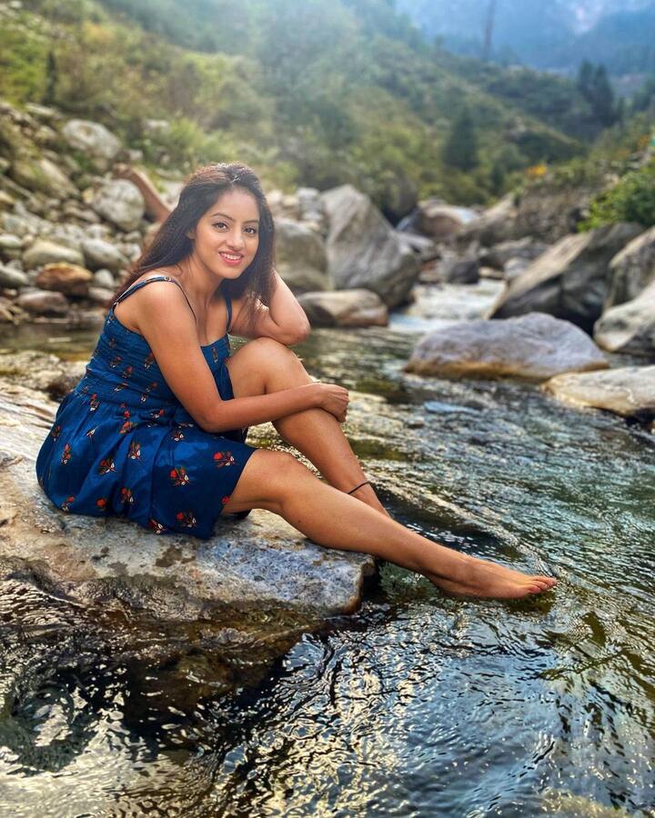 తుఫాన్‌లో ముంబయి అతలాకులమైపోతే.. ఈ అమ్మడు మాత్రం కూలిన చెట్టు వద్ద డ్యాన్స్ చేస్తూ సందడి చేసింది. దీంతో నెటిజనులు ఓ రేంజ్‌లు ఆమెను తిట్టిపోశారు. సోషల్ మీడియాలో సెలబ్రిటీలపై ట్రోలింగ్ సహజమే అన్నట్లు.. పెద్దగా పట్టించుకోలేదు. - Image Credit: Deepika Singh Goyal