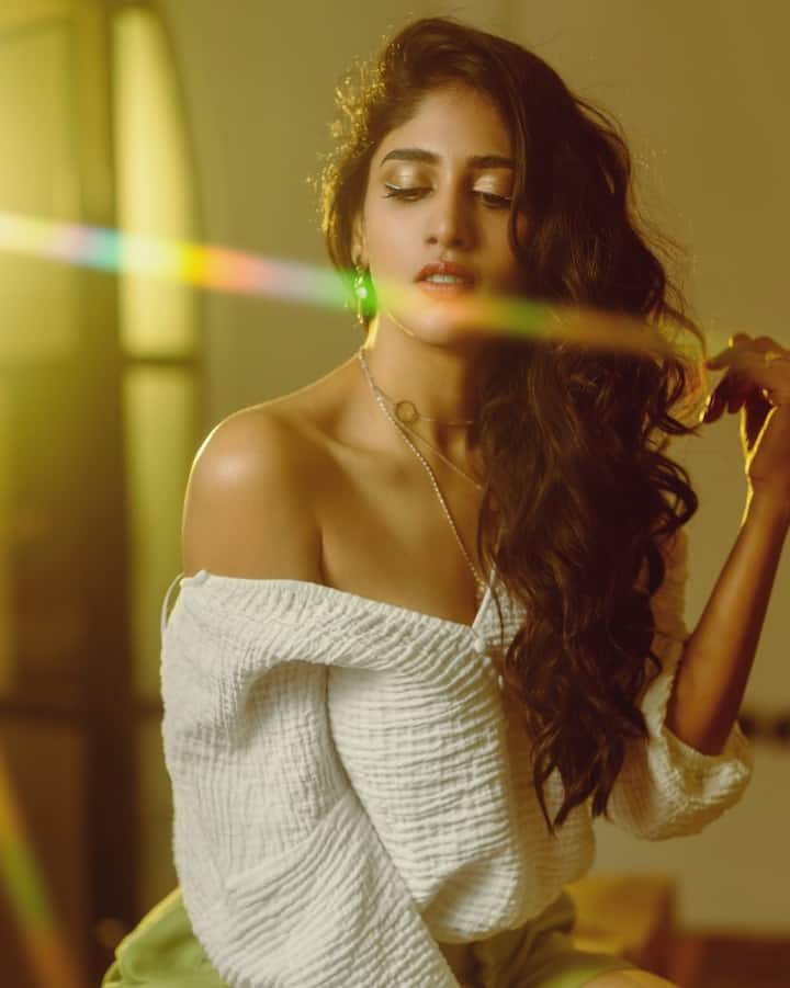 (chandini chowdary Instagram)ఒకప్పుడు యూ ట్యూబ్ హీరోయిన్‌గా చక్రం తిప్పిన చాందిని చాలా షార్ట్ ఫిల్మ్స్ చేసింది. రాజ్ తరుణ్ లాంటి హీరోలతో కూడా నటించింది. ఆ తర్వాత సినిమాల్లోకి అడుగుపెట్టింది.  లైఫ్ ఈజ్ బ్యూటిఫుల్ మూవీ ద్వారా ఎంట్రీ ఇచ్చింది. మొద‌ట్లో చిన్న చిన్న పాత్ర‌ల్లో న‌టించిన చాందిని ఇప్పుడు ఫుల్ టైమ్ హీరోయిన్‌గా మారిపోయింది. గ‌తేడాది విడుద‌లైన 'క‌ల‌ర్ ఫొటో'లో చాందినీ న‌టన‌కు మంచి మార్కులు ప‌డ్డాయి.