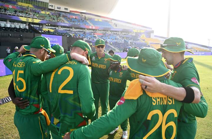 ব্যাট হাতে অজি বোলারদের বিরুদ্ধে লড়াই করলেন একমাত্র এইডেন মারক্রাম। ৩৬ বলে ৪০ রান করে তিনিই দক্ষিণ আফ্রিকার হয়ে সর্বোচ্চ স্কোরার।