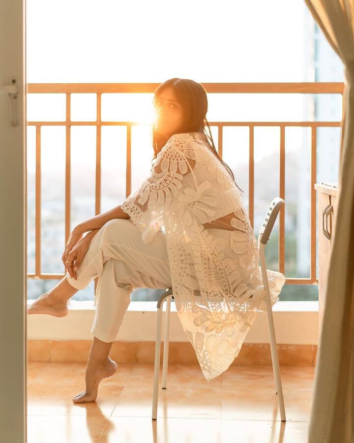 (chandini chowdary Instagram) ఇప్పటి వరకూ అరడజనుకుపైగా సినిమాల్లో నటించినా బ్రేక్ రాలేదు. సోషల్ మీడియాలో మాత్రం యాక్టివ్ గా ఉండే చాందిని ఎప్పటికప్పుడు లేటేస్ట్ ఫొటోస్ షేర్ చేస్తుంటుంది.