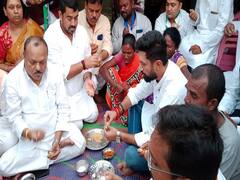 बिहारी बाबू के अंदाज में दिखे चिराग पासवान, चुनावी सभा में भरी हुंकार, थके तो खाया सत्तू, मिर्च और प्याज