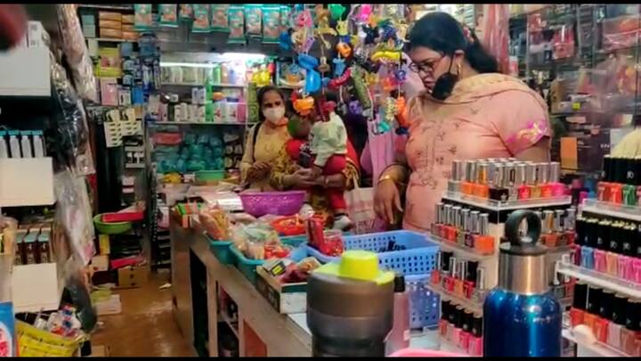 ਕਰਵਾ ਚੌਥ ਦੇ ਤਿਉਹਾਰ ਦੀਆਂ ਤਿਆਰੀਆਂ ਜ਼ੋਰਾਂ 'ਤੇ ਹਨ ਅਤੇ ਮਹਿਲਾਵਾਂ ਬੜੇ ਚਾਅ ਨਾਲ ਆਪਣੇ ਹੱਥਾਂ ਉਪਰ ਮਹਿੰਦੀ ਲਗਵਾ ਰਹੀਆਂ ਹਨ।