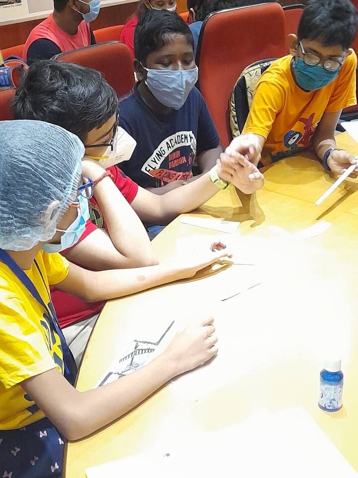 আনম্যানড এরিয়াল ভেহিকেল (ড্রোন) বানানো হয়ে থাকে ঠিক কীভাবে?