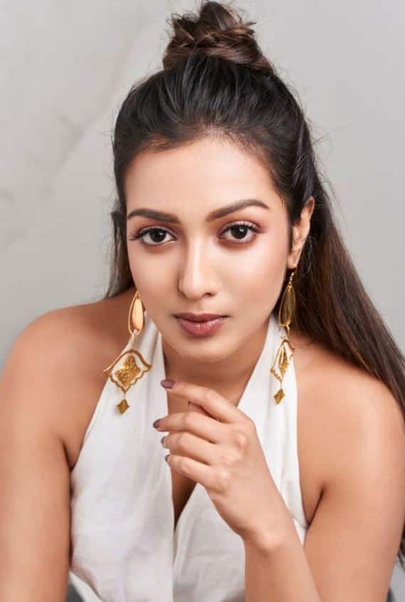 நேத்து வெறும் லோக்கலு… ஸ்டைலோ இப்போ… தூக்கலு…