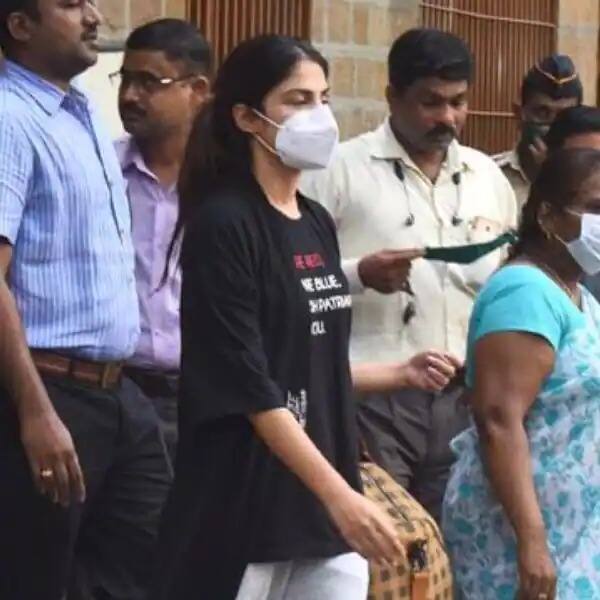 रिया चक्रवर्ती : सुशांत सिंह राजपूत केस से जुड़े ड्रग्स मामले में रिया चक्रवर्ती का नाम सामने आने के बाद उन्हें लगभग 1 महीने तक जेल की हवा खाना पड़ी थी. फिलहाल रिया बेल पर बाहर हैं. रिया, सुशांत की गर्लफ्रेंड थीं और ऐसे आरोप थे कि एक्ट्रेस ने ही सुशांत को ड्रग्स की लत लगवाई थी. रिया के साथ ही उस दौरान कई अन्य स्टार्स जैसे दीपिका पादुकोण, रकुलप्रीत, सारा अली खान और श्रद्धा कपूर तक से पूछताछ हुई थी.