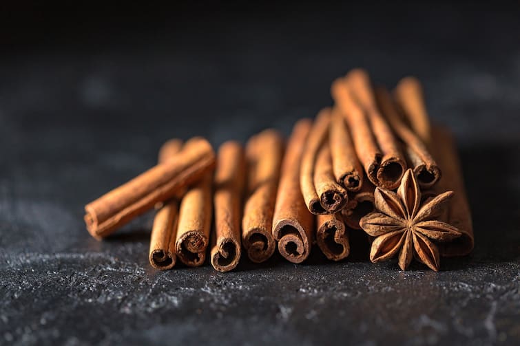 Benefits Of Cinnamon home remedies of dalchini or cinnamon to get rid of backache Benefits Of Cinnamon : पाठदुखीने त्रस्त आहात? स्वयंपाक घरातील दालचिनी आहे यावर रामबाण उपाय