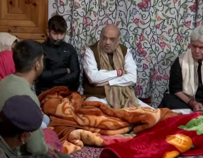 Amit Shah in J&K: अमित शाह ने श्रीनगर के नवगांव में शहीद इंस्पेक्टर की पत्नी को दी सरकारी नौकरी, परिवार से मिले