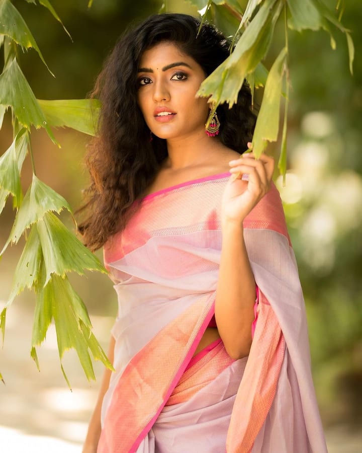 கவர்ச்சியாகவும்... கவர்வதாகவும் அவரது போட்டோக்கள் இருக்கும்