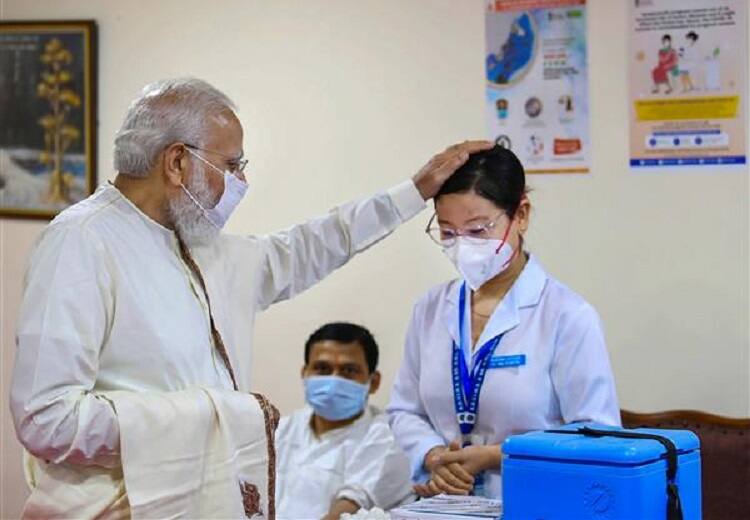 PM Modi meets Christina the nurse at Delhi RML hospital has made around 15 thousand Covid vaccinations 15 ஆயிரம்  தடுப்பூசிகளை செலுத்திய ஒரே நர்ஸ்.. நேரில் சந்தித்த பிரதமர்.. யார் இந்த செவிலியர்?