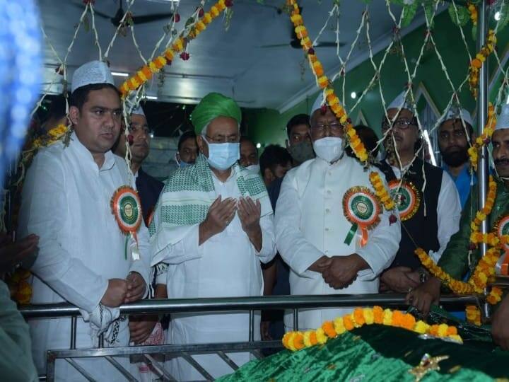 वहीं, मुख्यमंत्री नीतीश कुमार ने हजरत सैयद शहीद गुलाम सफदर पीर मुराद शाह के मजार पर हाजिरी दी. उन्होंने बड़े अदब ओ एहतराम के साथ मजार पर चादरपोशी की और अकीदत के फूल पेश किए.