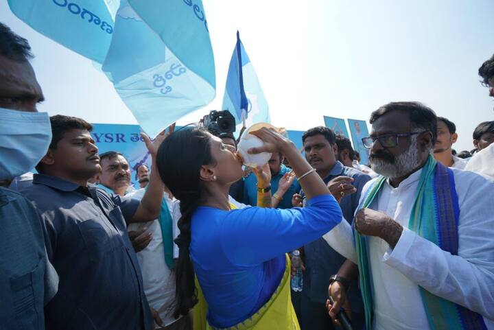 కొట్లాడి తెచ్చుకున్న తెలంగాణలో పేదలకు ఇండ్లు లేవ్ అని దీనిపై పోరాటం చేస్తానన్నారు.