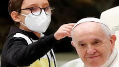 Pope Francis: పోప్ తో ఆడుకున్న బాలుడు... అవాక్కైన ఆహుతులు