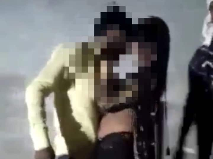 Jila Parishad member danced with bar girls before polls in samastipur, video VIRAL ann गाना सुनते ही बेकाबू हुए जिला परिषद उम्मीदवार, बार बालाओं के साथ स्टेज पर लगाए ठुमके, वीडियो VIRAL