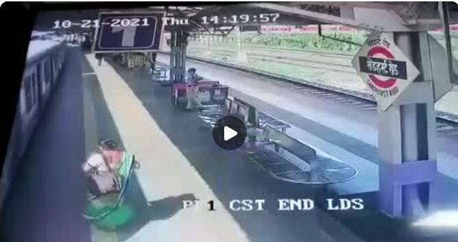 Mumbai RPF constable saves woman passenger’s life at Sandhurst Road railway station Mumbai: দেখুন- ট্রেনে উঠতে গিয়ে পড়ে গেলেন যাত্রী, মহিলা আরপিএফ কর্মীর তৎপরতায় জোর রক্ষা