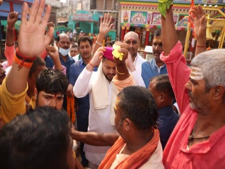 इधर, चुनाव से पहले नेता भगवान के शरण में जाते दिख रहे हैं. इसी क्रम में चुनाव प्रचार के लिए दरभंगा के कुशेश्वर स्थान पहुंचे तेजस्वी यादव बाबा कुशेश्वर नाथ धाम पहुंचे. इस संबंध में उन्होंने खुद ट्वीट कर जानकारी दी.