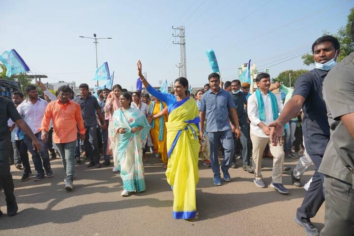 ప్రజా ప్రస్థానం పాద యాత్రలో వైయస్ షర్మిళ