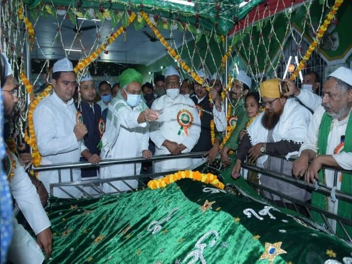 इस अवसर पर इमाम मोहम्मद अहमतुल्लाह रहमानी ने मुख्यमंत्री को राज्य की सुख, शांति एवं समृद्धि के लिये दुआ करायी. मुख्यमंत्री ने राज्यवासियों के बीच आपसी मेल-जोल, भाईचारा और सद्भाव के रिश्तों को मजबूत किये जाने की भी दुआ की.