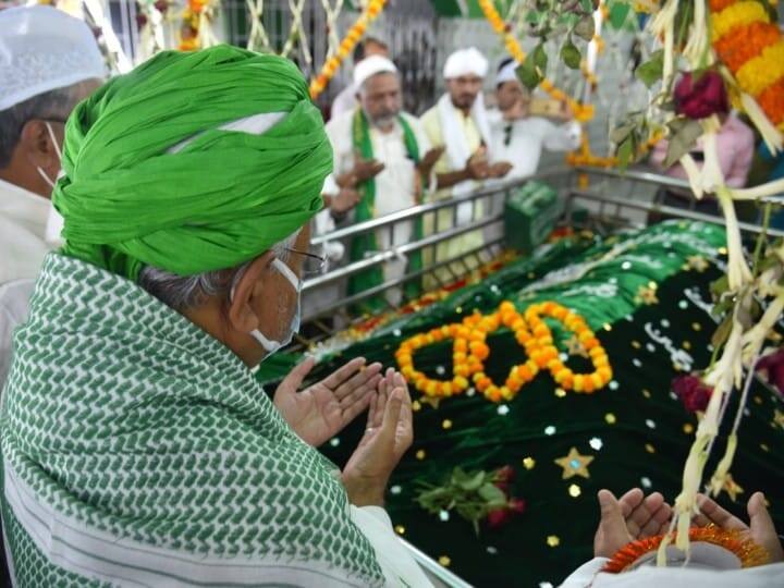 हजरत सैयद शहीद गुलाम सफदर पीर मुराद शाह रहमतुल्लाह अलेह मजार शरीफ के प्रबंधन समिति की तरफ से मुख्यमंत्री को अंगवस्त्र एवं पुष्प गुच्छ भेंटकर उनका स्वागत किया गया.