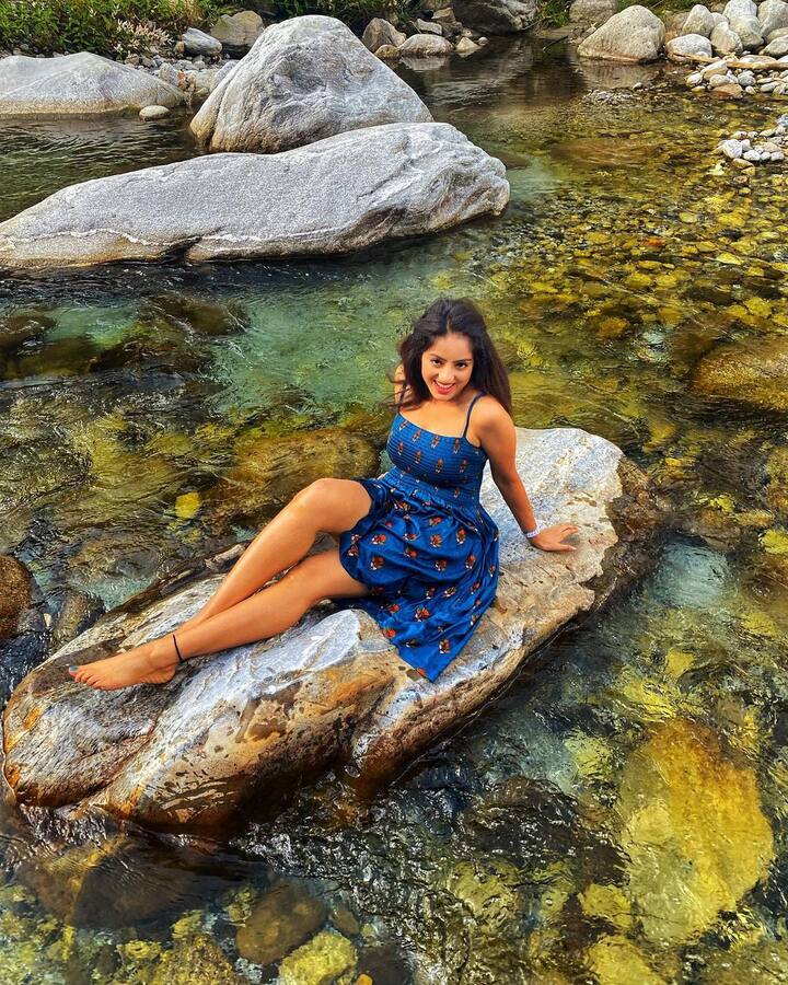 image 5అందాల ప్రదర్శనకు ఈమె దూరంగానే ఉన్నా.. క్యూట్ ఫొటోలతో ఎప్పటికప్పుడు వలపుల వల వేస్తూ కుర్రకారును వెంట తిప్పుకుంటోంది. ఇంకెందుకు ఆలస్యం తాజాగా ఆమె మనాలి, ముంబై బీచ్‌లోని చిత్రాలను మీరూ చూసేయండి మరి. - Image Credit: Deepika Singh Goyal