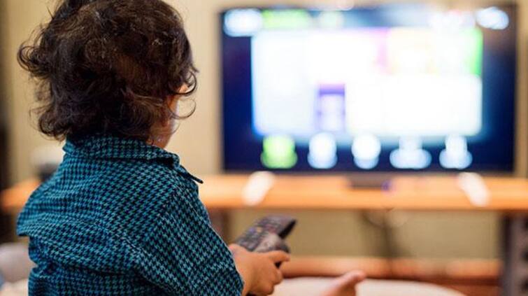 if your child spents more time on tv or mobile be alert details inside શું તમારું બાળક પણ વધારે પડતું ટીવી કે મોબાઈલ જુએ છે ? થઈ શકે છે આ ગંભીર સમસ્યા